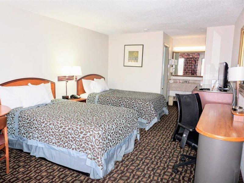Days Inn By Wyndham Augusta Wheeler Road Bagian luar foto