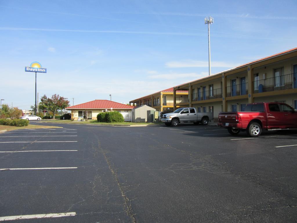 Days Inn By Wyndham Augusta Wheeler Road Bagian luar foto
