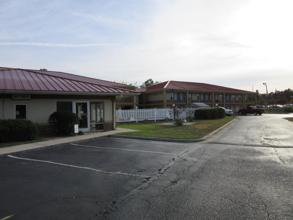 Days Inn By Wyndham Augusta Wheeler Road Bagian luar foto