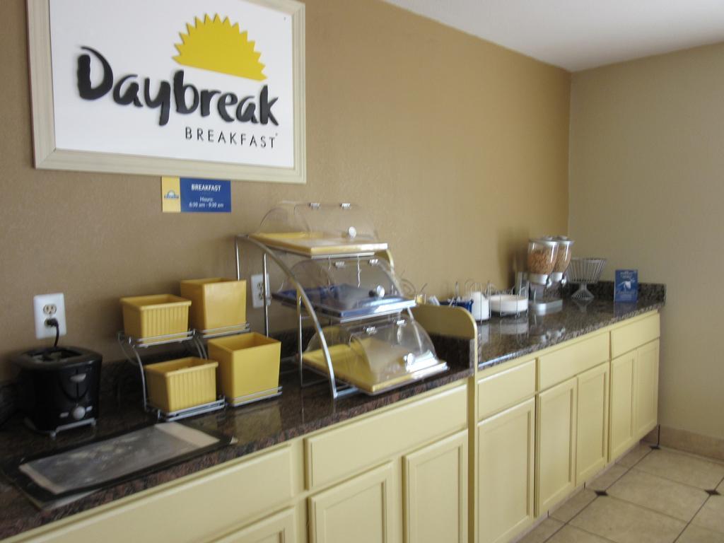 Days Inn By Wyndham Augusta Wheeler Road Bagian luar foto