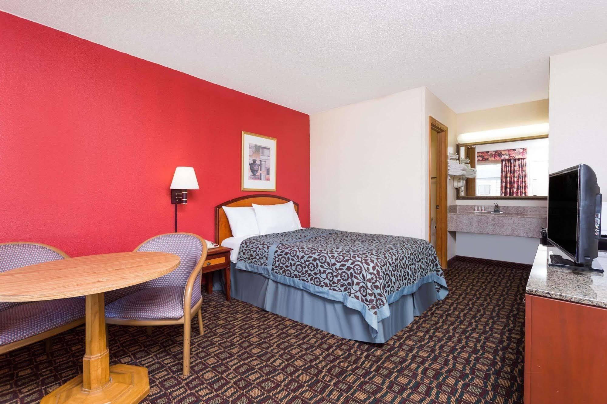 Days Inn By Wyndham Augusta Wheeler Road Bagian luar foto