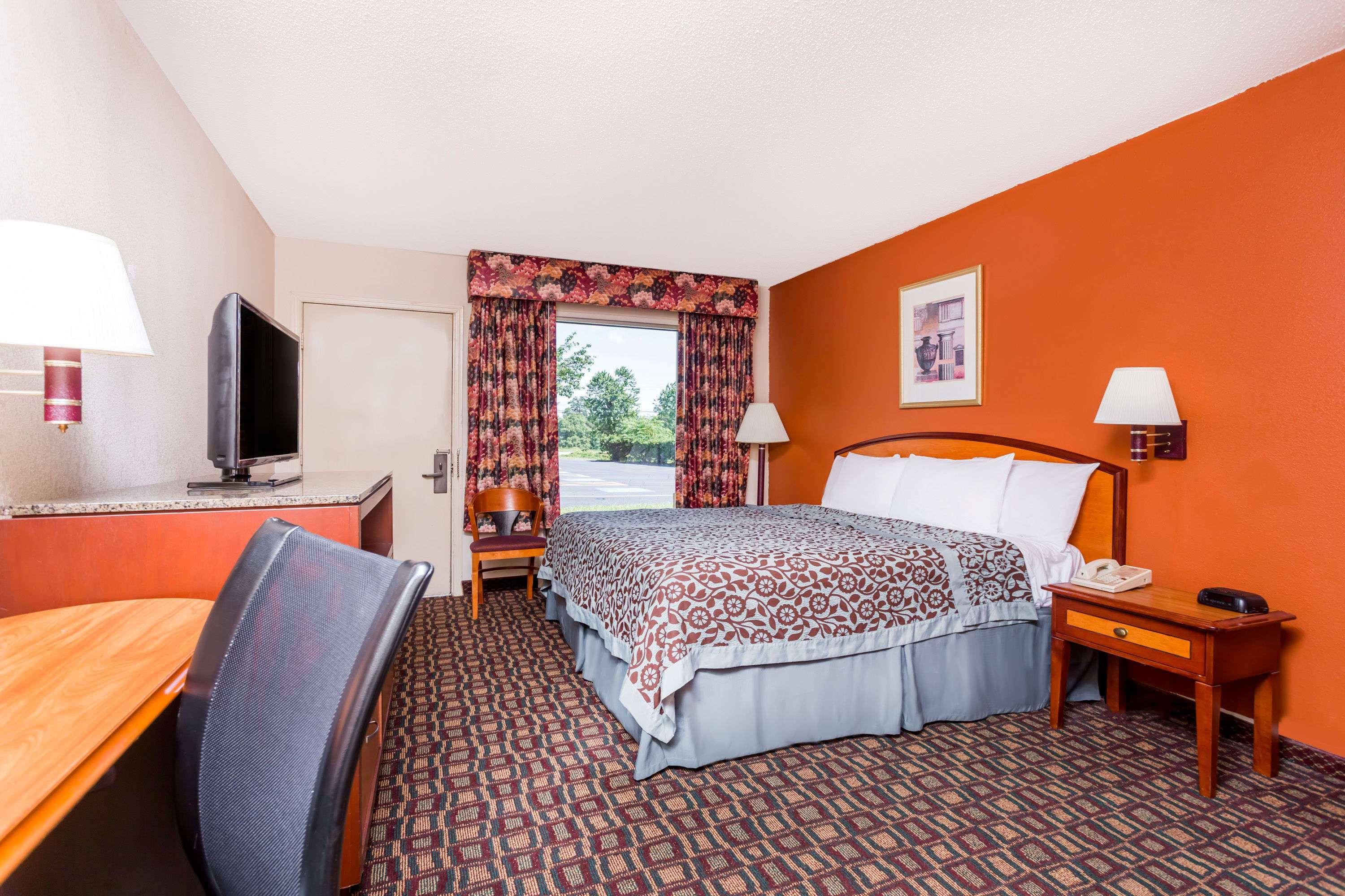 Days Inn By Wyndham Augusta Wheeler Road Bagian luar foto