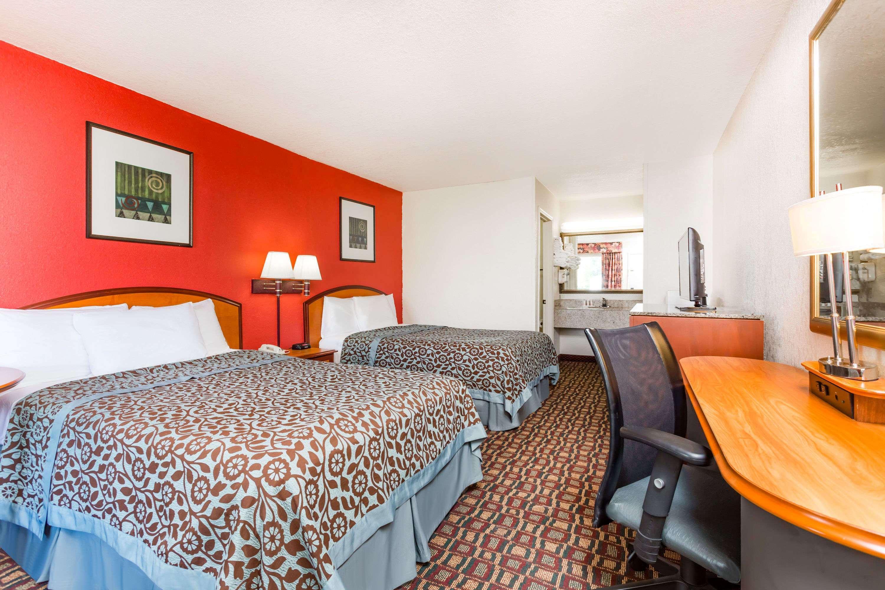 Days Inn By Wyndham Augusta Wheeler Road Bagian luar foto