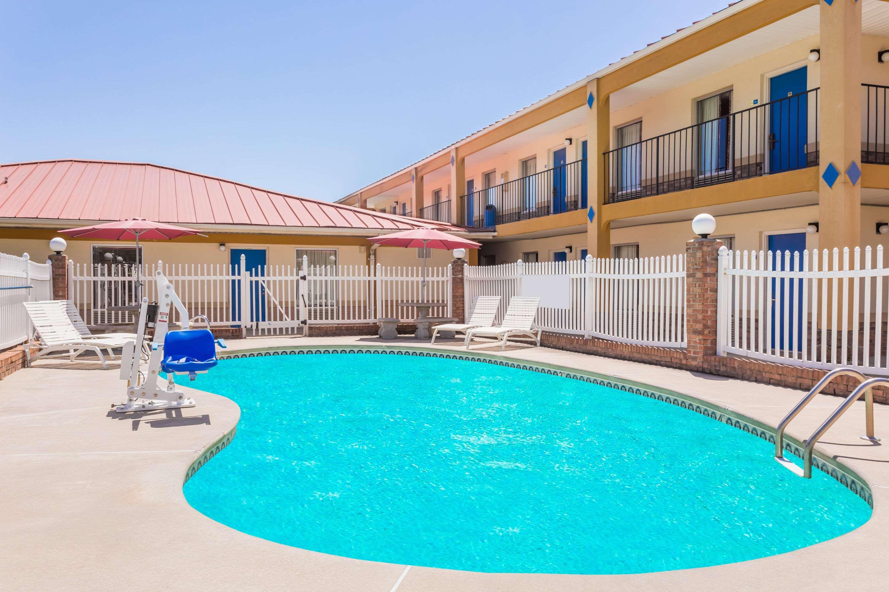 Days Inn By Wyndham Augusta Wheeler Road Bagian luar foto