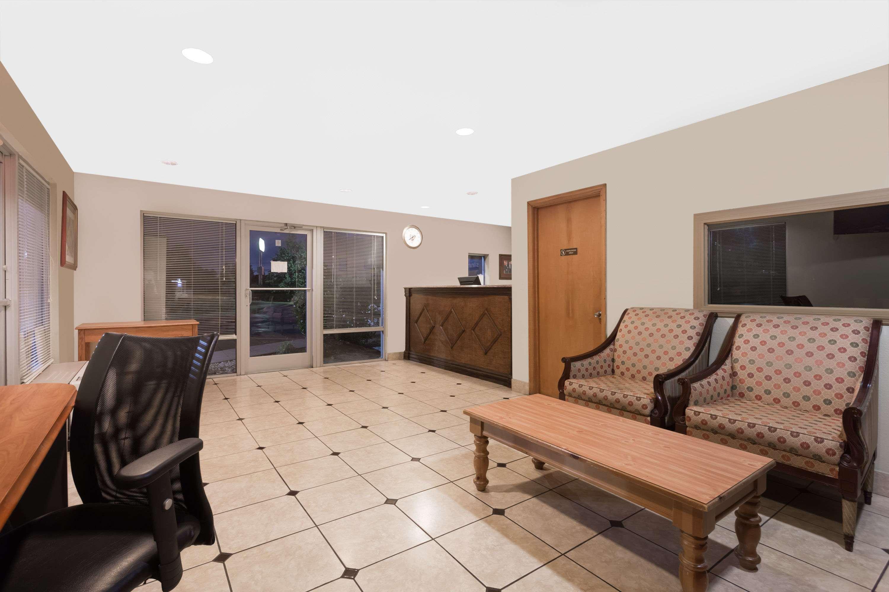 Days Inn By Wyndham Augusta Wheeler Road Bagian luar foto