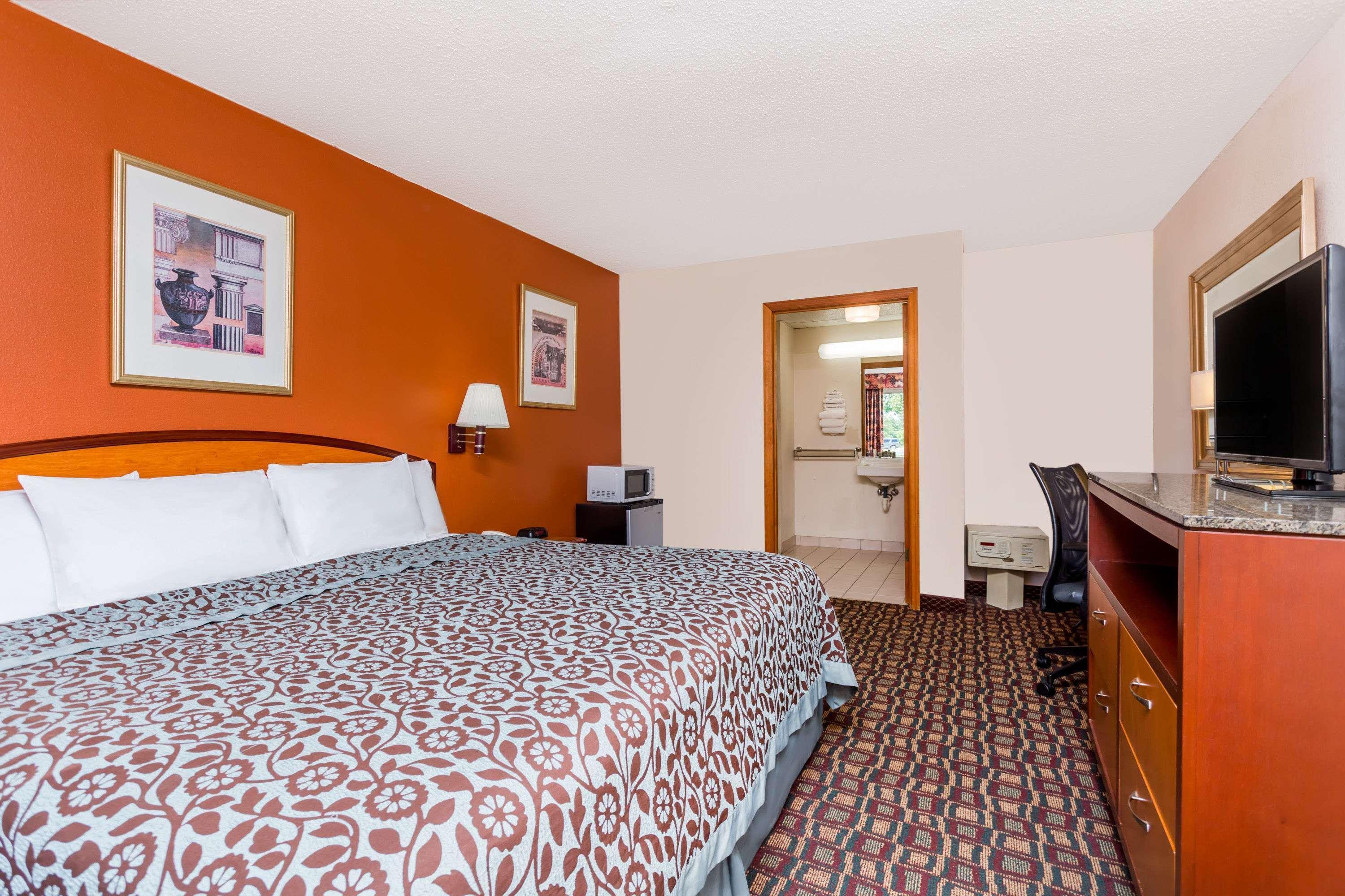 Days Inn By Wyndham Augusta Wheeler Road Bagian luar foto