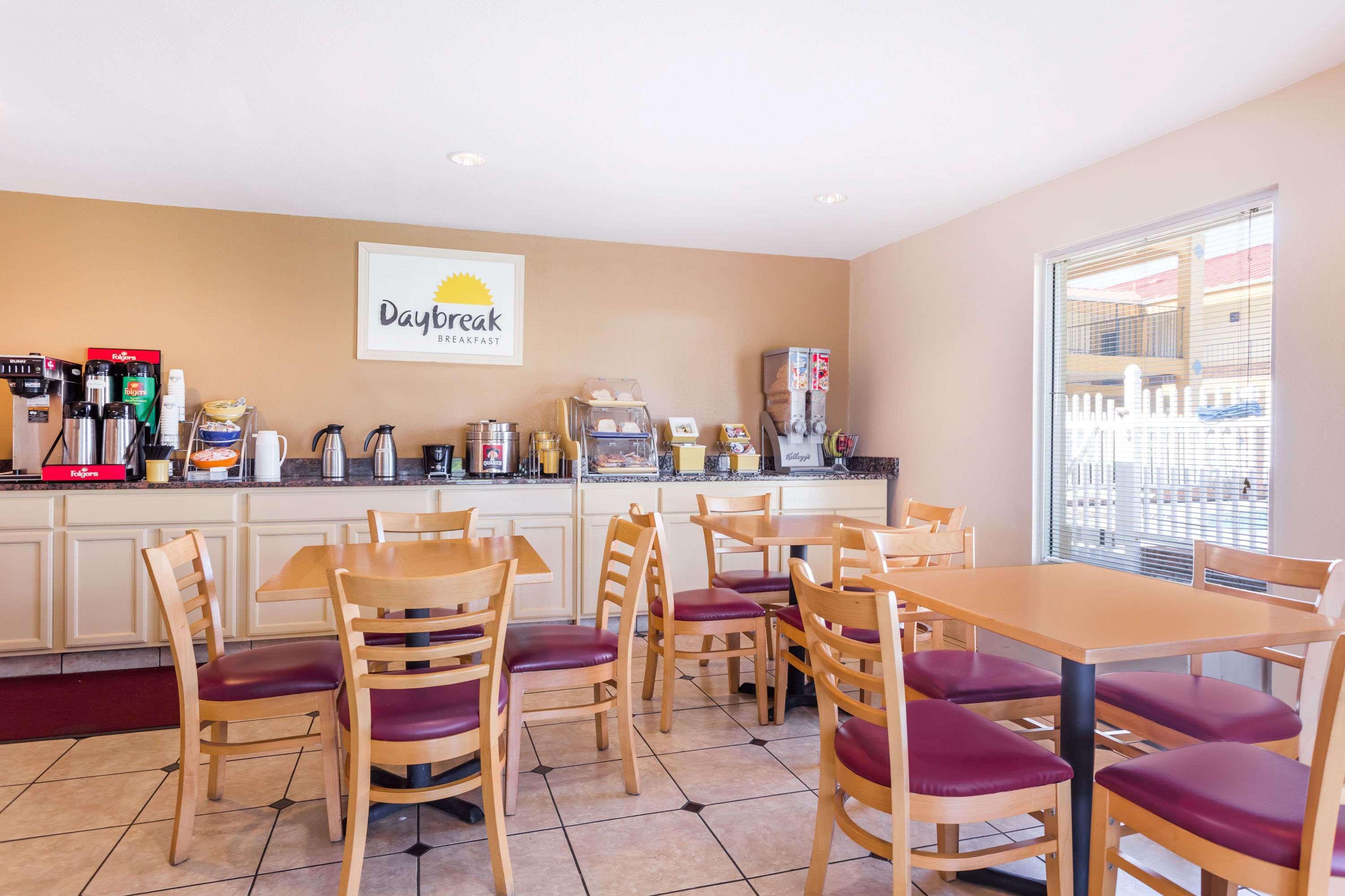 Days Inn By Wyndham Augusta Wheeler Road Bagian luar foto