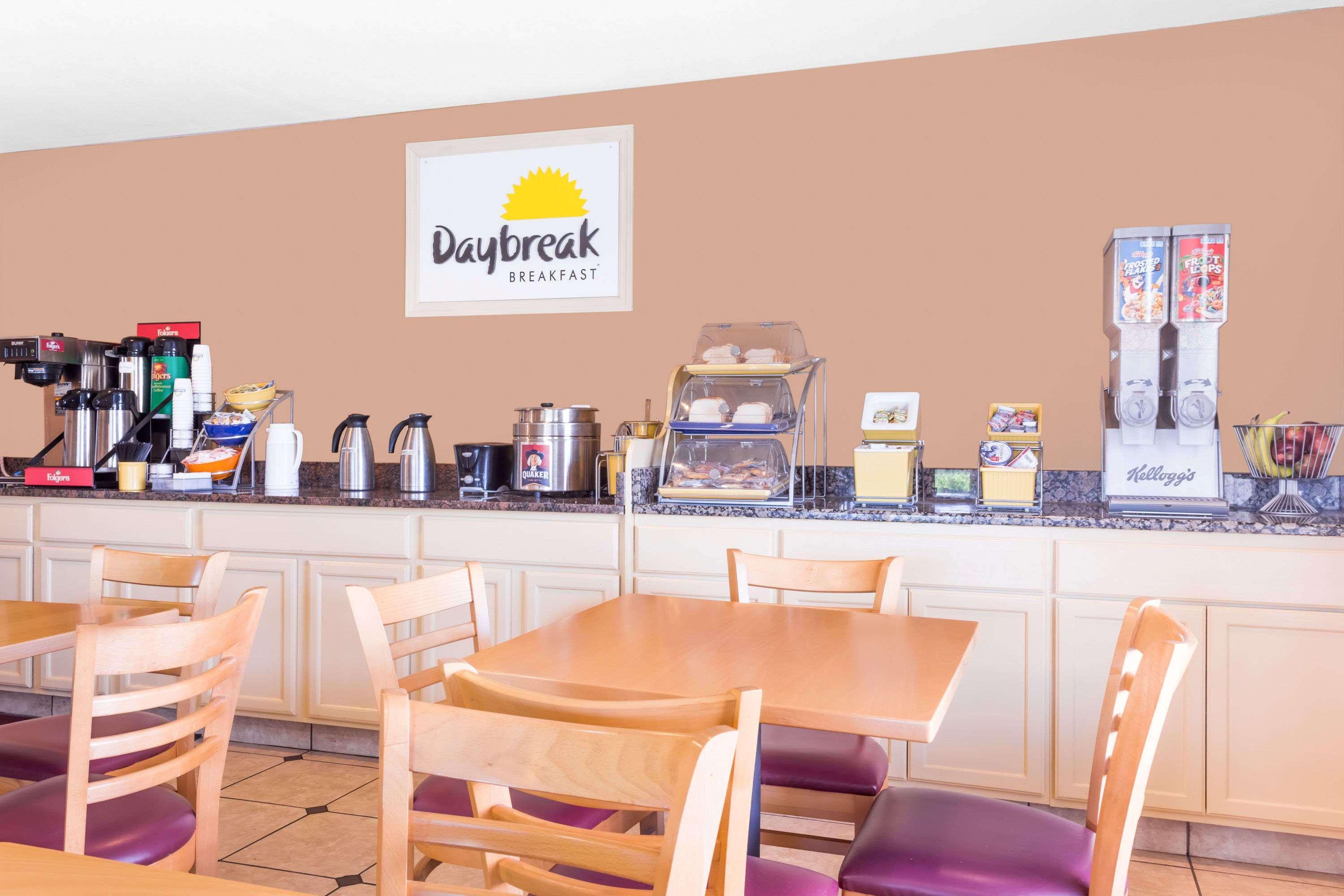 Days Inn By Wyndham Augusta Wheeler Road Bagian luar foto