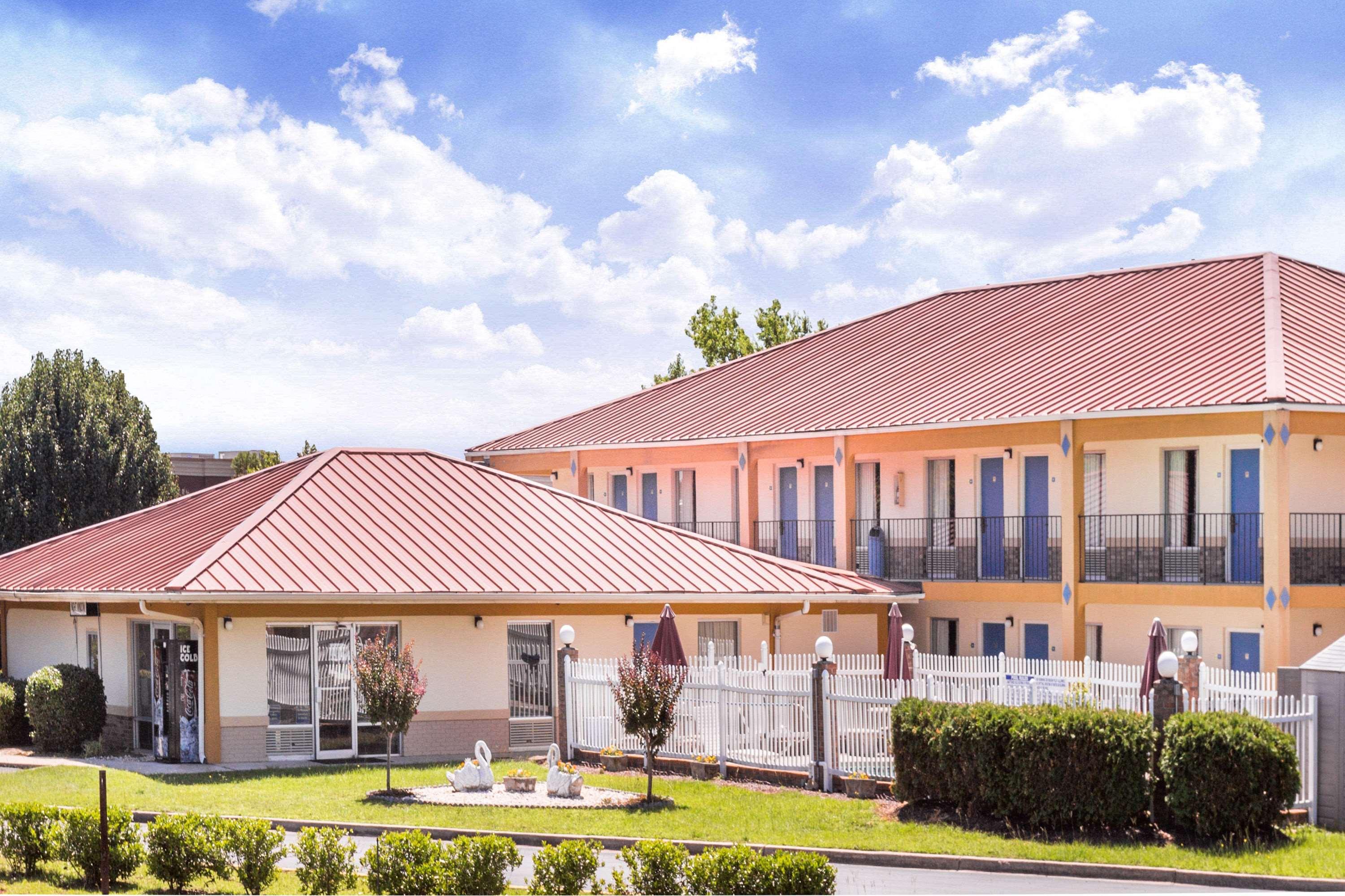 Days Inn By Wyndham Augusta Wheeler Road Bagian luar foto