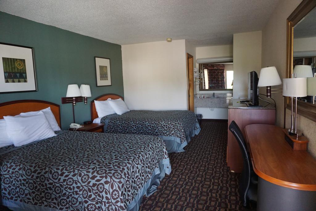Days Inn By Wyndham Augusta Wheeler Road Bagian luar foto