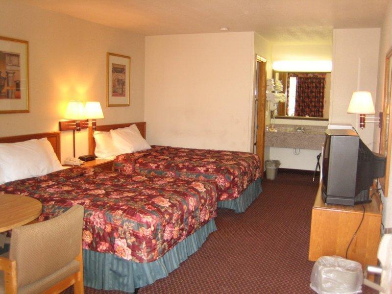 Days Inn By Wyndham Augusta Wheeler Road Bagian luar foto