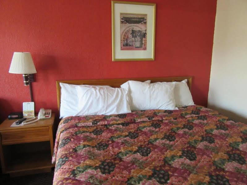 Days Inn By Wyndham Augusta Wheeler Road Bagian luar foto