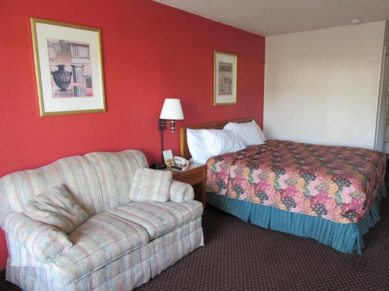 Days Inn By Wyndham Augusta Wheeler Road Bagian luar foto