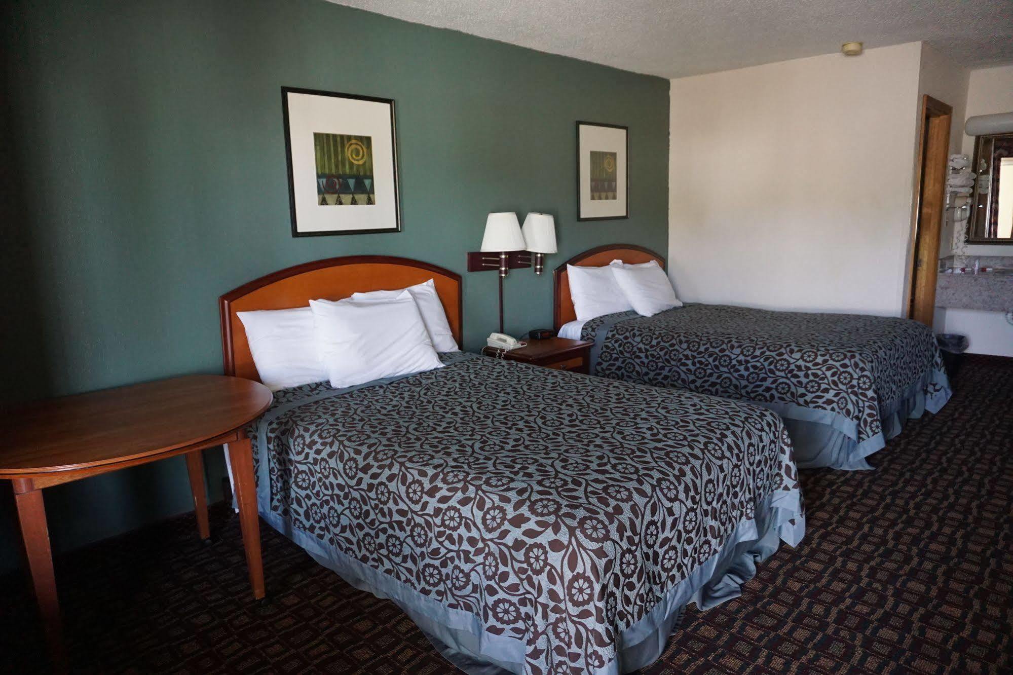 Days Inn By Wyndham Augusta Wheeler Road Bagian luar foto