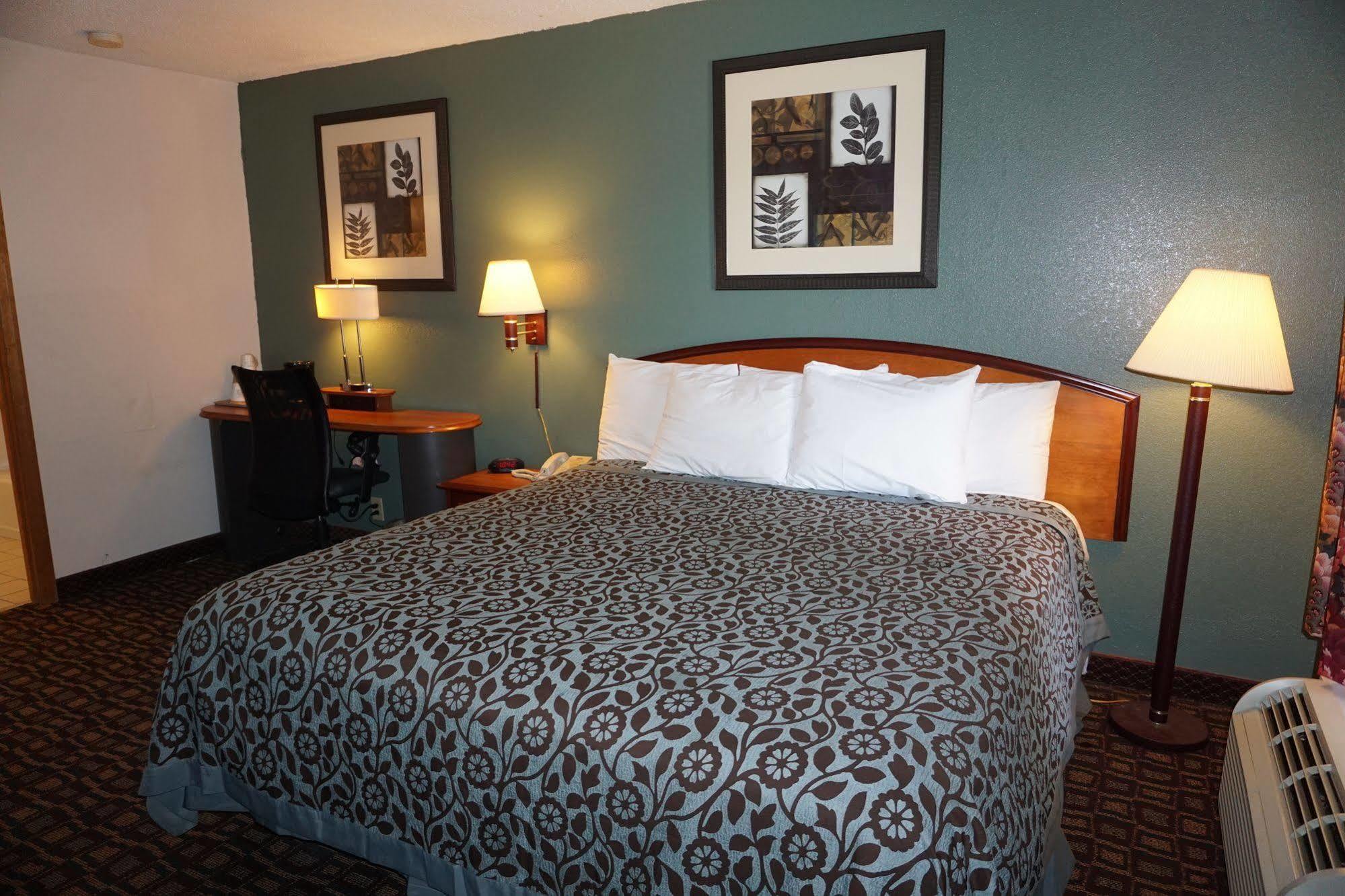 Days Inn By Wyndham Augusta Wheeler Road Bagian luar foto