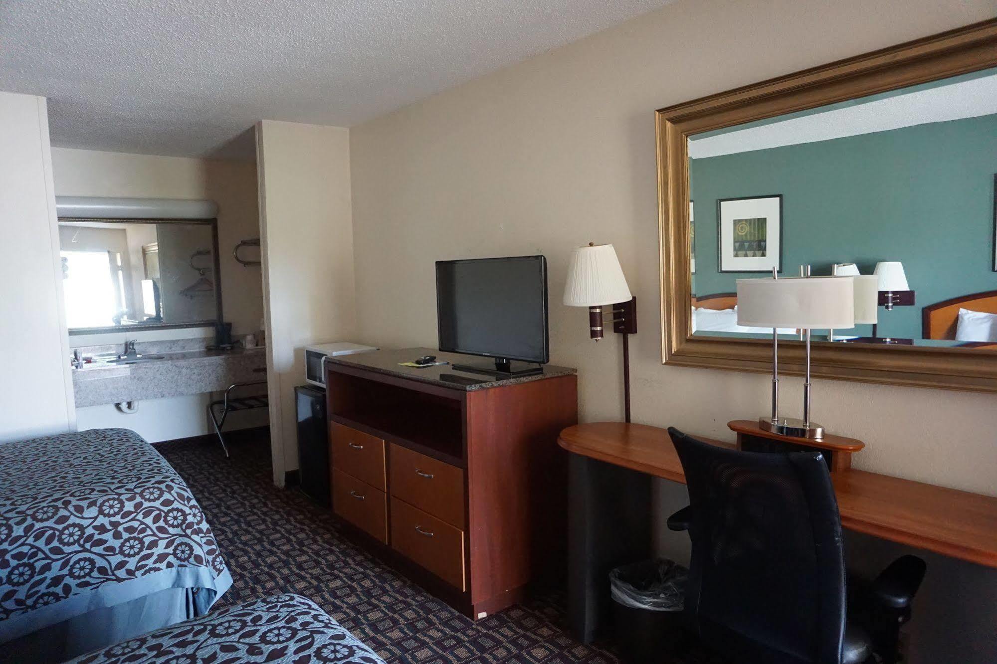 Days Inn By Wyndham Augusta Wheeler Road Bagian luar foto