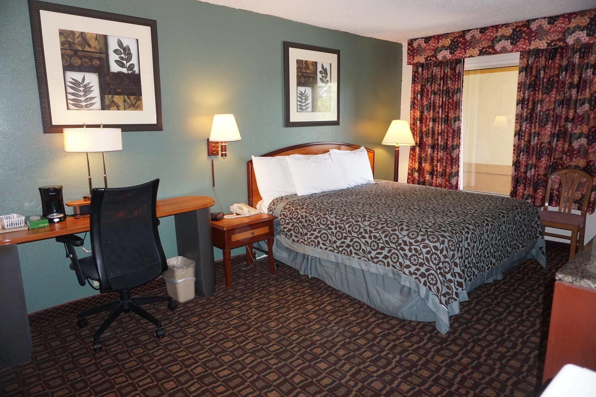 Days Inn By Wyndham Augusta Wheeler Road Bagian luar foto