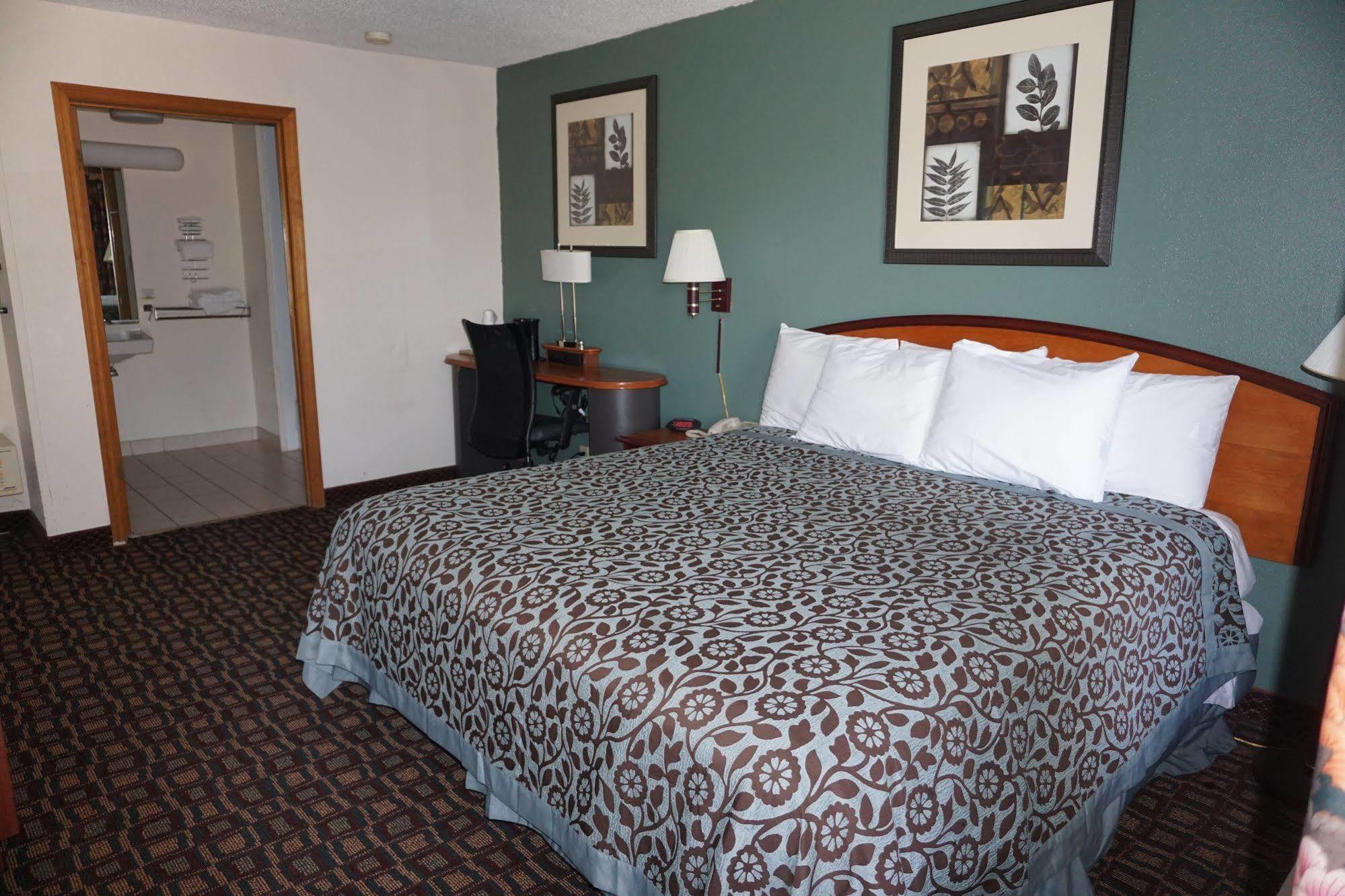 Days Inn By Wyndham Augusta Wheeler Road Bagian luar foto