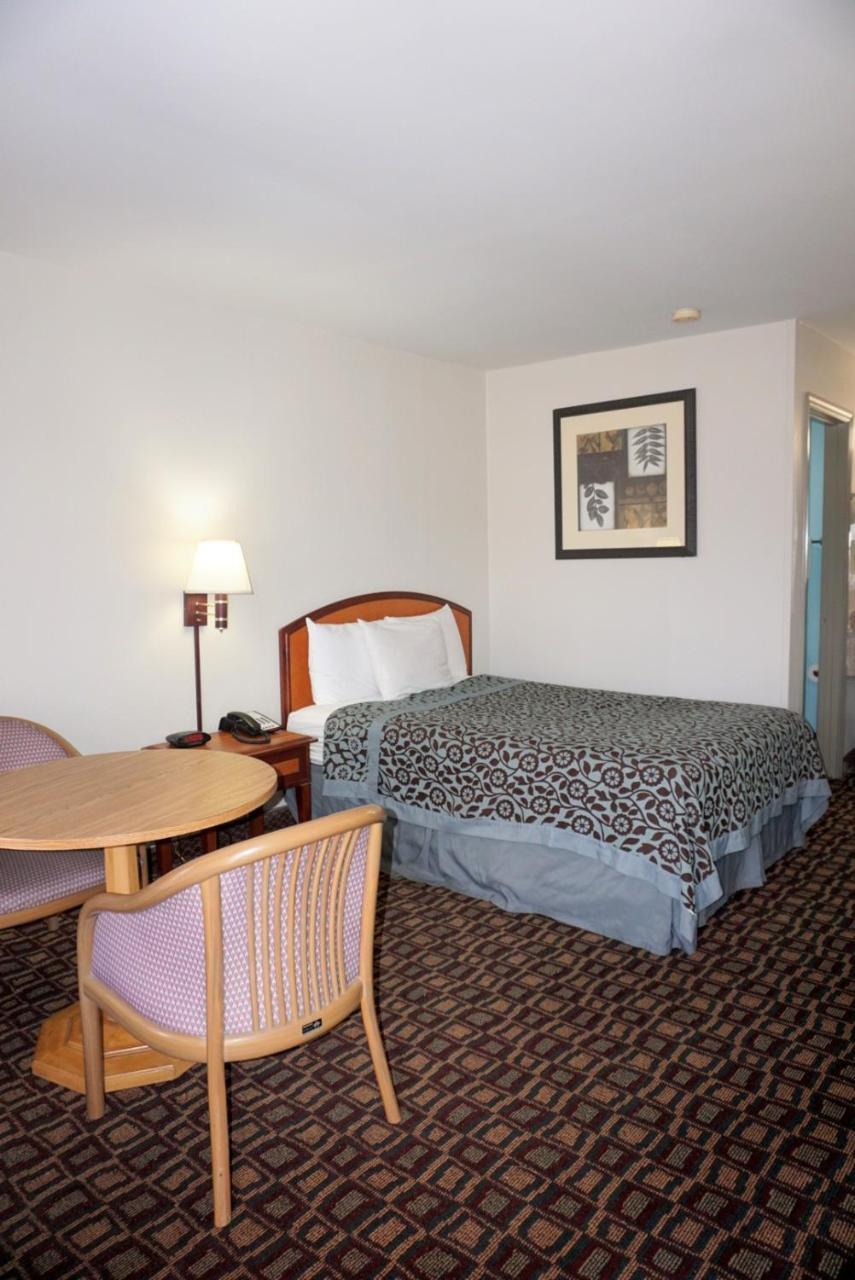 Days Inn By Wyndham Augusta Wheeler Road Bagian luar foto
