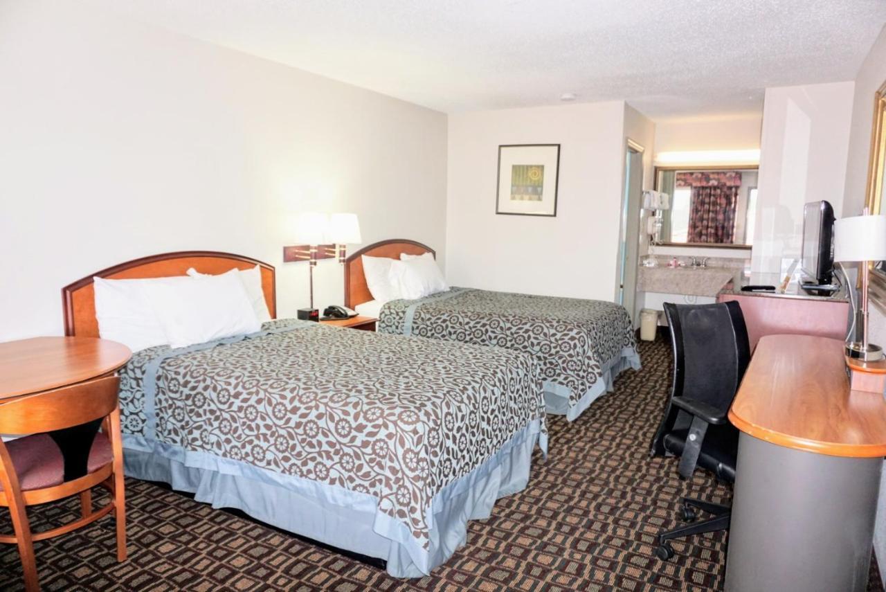 Days Inn By Wyndham Augusta Wheeler Road Bagian luar foto