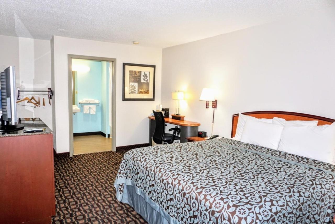 Days Inn By Wyndham Augusta Wheeler Road Bagian luar foto