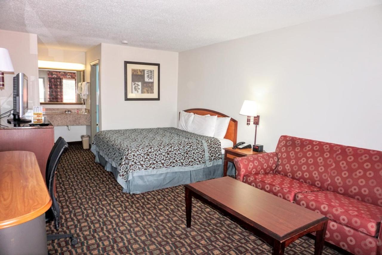 Days Inn By Wyndham Augusta Wheeler Road Bagian luar foto
